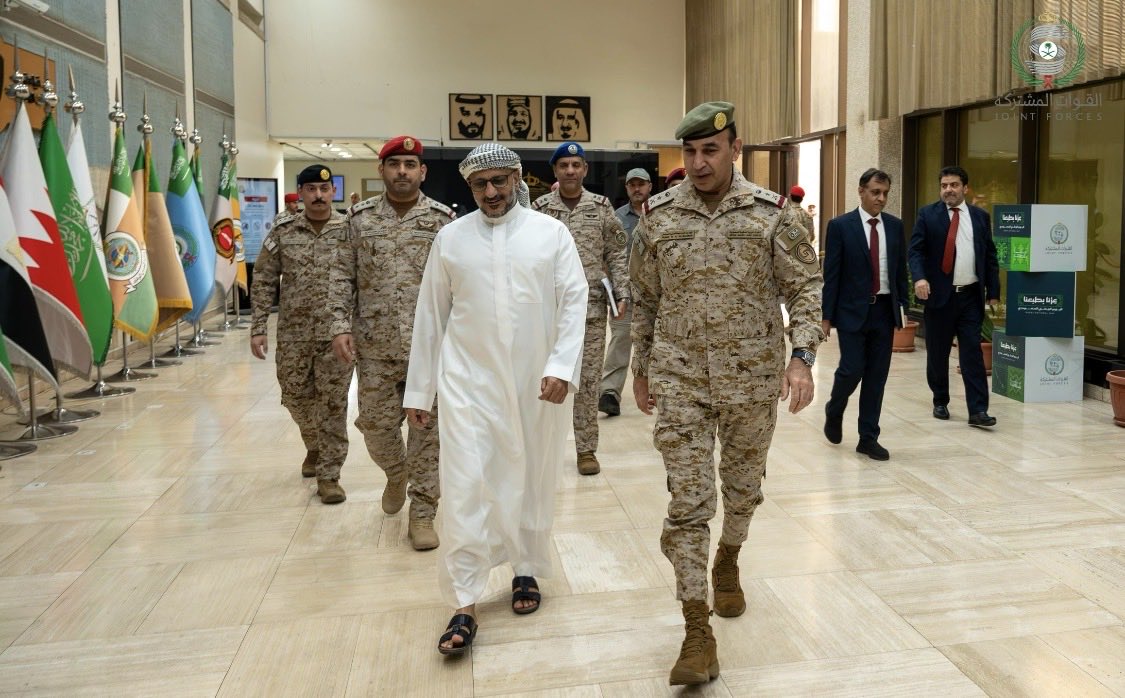 Drhamdanshehri_'s tweet photo. اللقاء يعبر عن الإرادة المشتركة من قيادة القوات المشتركة والقوات المسلّحة اليمنية وخاصة قوات المقاومة الوطنية لتوحيد الصف وإعادة تأهيل القوات لأداء مهامها الوطنية.  

 ومن المهم تجاوز المرحلة الحالية بأخطائها التكتيكية والتركيز على المرحلة القادمة في توحيد الصف ورفع المعنويات وتأهيل القوات لاستعادة الدولة.  

 بالإضافة للوعي الوطني لدى مختلف المكونات السياسية والشخصيات القبلية والاجتماعية يقتضي تجاوز المصالح الضيقة، وعدم تحويل إخفاقات مرحلة أو نتائج معركة بعينها إلى مادة للمزايدة السياسية.