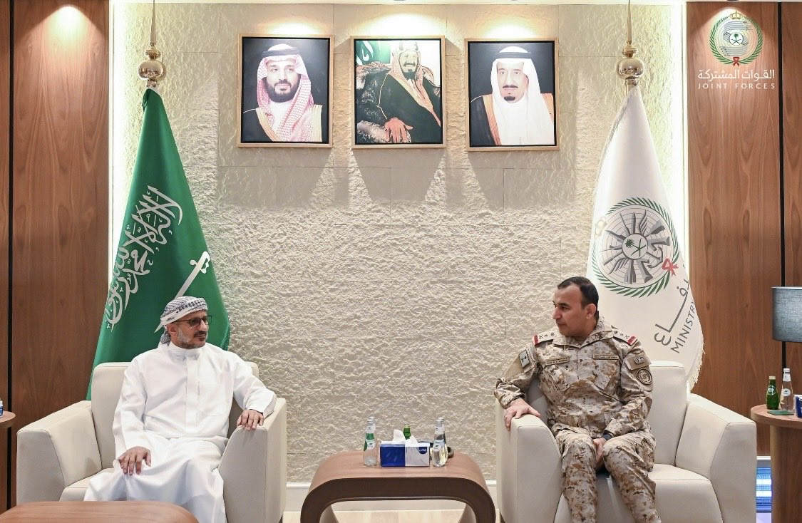 Drhamdanshehri_'s tweet photo. اللقاء يعبر عن الإرادة المشتركة من قيادة القوات المشتركة والقوات المسلّحة اليمنية وخاصة قوات المقاومة الوطنية لتوحيد الصف وإعادة تأهيل القوات لأداء مهامها الوطنية.  

 ومن المهم تجاوز المرحلة الحالية بأخطائها التكتيكية والتركيز على المرحلة القادمة في توحيد الصف ورفع المعنويات وتأهيل القوات لاستعادة الدولة.  

 بالإضافة للوعي الوطني لدى مختلف المكونات السياسية والشخصيات القبلية والاجتماعية يقتضي تجاوز المصالح الضيقة، وعدم تحويل إخفاقات مرحلة أو نتائج معركة بعينها إلى مادة للمزايدة السياسية.
