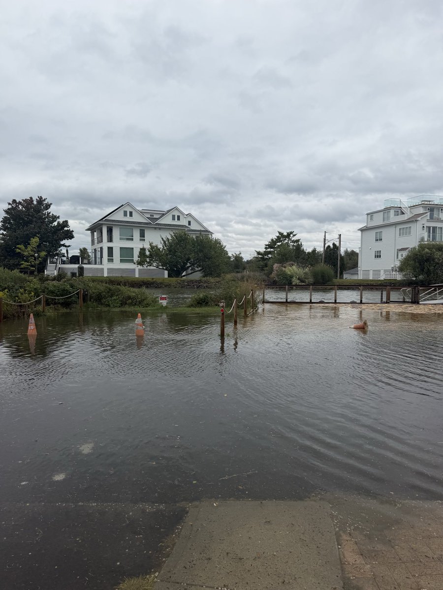 forwest3's tweet photo. Fairfield Beach Rd around 11:30 high tide. @Eweather13 https://t.co/N0j7MUps0F