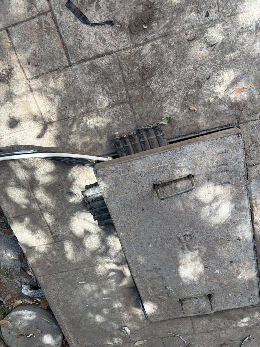 gildismar's tweet photo. @TelevisaMty @CFEmx @CFE_Contigo @pc_mty @PC_NuevoLeon  tenemos un problema en la colonia Cumbres renacimiento 1 er sector . Nos dejaron cables de alta tensión por la calle, con registros de luz abiertos y el riesgo de de una persona caiga en ellos. @CFEmx no atiende. https://t.co/uBVFTDypLq