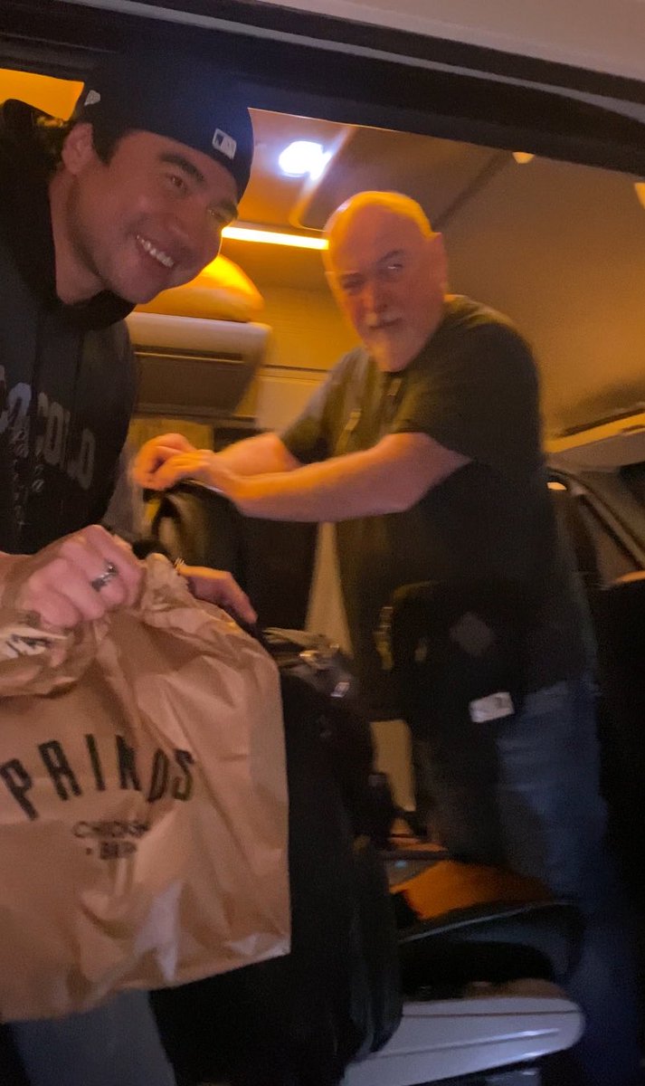 pipocaburu's tweet photo. ya pero calum con su bolsa de primos chiken JAJAJAJAJA te amo gracias por regalarnos esa sonrisa <3 https://t.co/ashM2Sy2n1