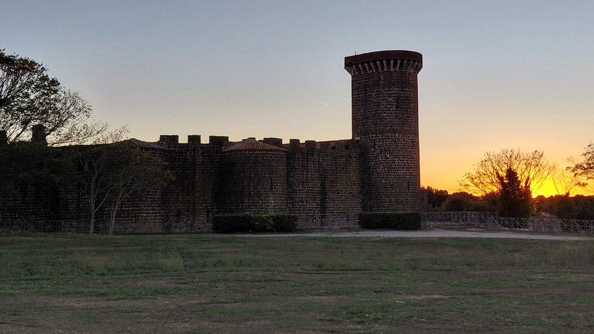 Simona_Ti's tweet photo. Ogni castello ha il suo sole e la sua luna..
#castellodellabadiadiVulci
#Canino #Lazio
#art #travel #tourism
#BellaItalia 💖 https://t.co/4B9LpjcAnF