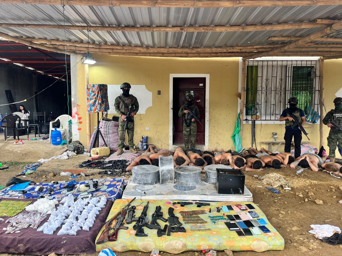 FFAAECUADOR's tweet photo. #Manabí | @FFAAECUADOR a través de la #FTCManabí, ejecutaron una operación militar en #Paján. Fueron aprehendidas 16 personas y se decomisaron armas, 231 municiones, presuntas sustancias sujetas a fiscalización y otros indicios. Se siguieron los procedimientos de ley respectivos. https://t.co/jhvViBxZbR