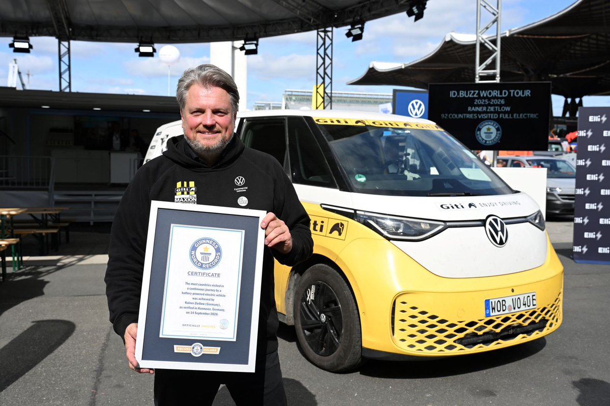 AutosyMas's tweet photo. El #Volkswagen https://t.co/Eq3sY5AqsT estableció un nuevo Récord Guinness por ser el primer vehículo que realiza un viaje totalmente eléctrico por el mundo con una trayectoria de 99,767 km a través de 92 países y con 300 ciclos de recarga durante la expedición.
@Volkswagen_MX https://t.co/bc4UuZH4Ov