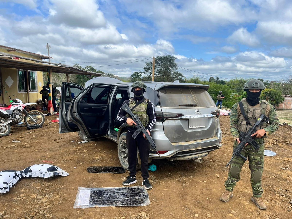 FFAAECUADOR's tweet photo. #Manabí | @FFAAECUADOR a través de la #FTCManabí, ejecutaron una operación militar en #Paján. Fueron aprehendidas 16 personas y se decomisaron armas, 231 municiones, presuntas sustancias sujetas a fiscalización y otros indicios. Se siguieron los procedimientos de ley respectivos. https://t.co/jhvViBxZbR