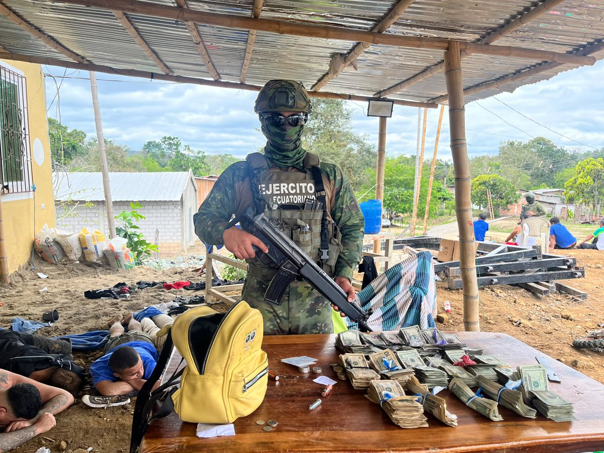 FFAAECUADOR's tweet photo. #Manabí | @FFAAECUADOR a través de la #FTCManabí, ejecutaron una operación militar en #Paján. Fueron aprehendidas 16 personas y se decomisaron armas, 231 municiones, presuntas sustancias sujetas a fiscalización y otros indicios. Se siguieron los procedimientos de ley respectivos. https://t.co/jhvViBxZbR