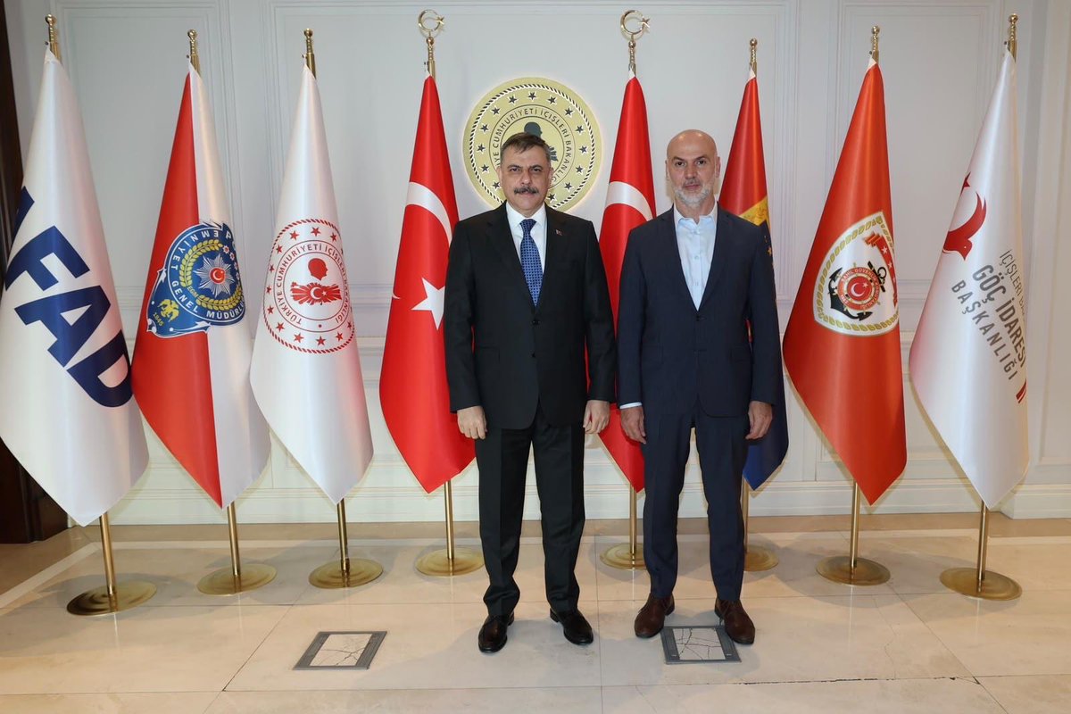 KIYAMDER's tweet photo. Kıyamder Başkanımız M. Emin Demir, İçişleri Bakanı Sayın Mustafa Çiftçi’yi makamında ziyaret etti.

Gerçekleşen ziyarette Başkanımız M. Emin Demir, Sayın Bakanımıza yeni görevlerinin hayırlı olması temennisinde bulunarak, ülkemize ve milletimize yönelik çalışmalarında muvaffakiyetler diledi.

Nazik kabulleri ve misafirperverlikleri dolayısıyla Sayın Bakanımıza teşekkür ediyor, üstlenmiş oldukları vazifenin hayırlara vesile olmasını temenni ediyoruz.