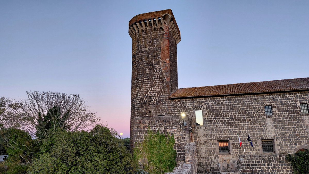 Simona_Ti's tweet photo. Ogni castello ha il suo sole e la sua luna..
#castellodellabadiadiVulci
#Canino #Lazio
#art #travel #tourism
#BellaItalia 💖 https://t.co/4B9LpjcAnF