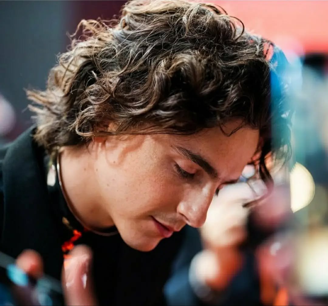 Dariasp2's tweet photo. I’m curious—what cool stuff have you been listening to this week? I need recommendations, and it reminded me of an old wish of mine: I’d love a playlist from you, made just for me.
#TimothéeChalamet https://t.co/pGTHZ7AFYu