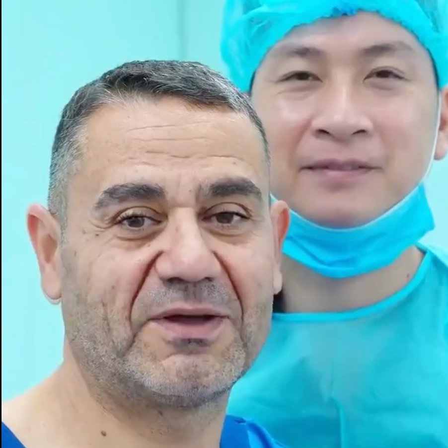 bpthaber's tweet photo. Dr. Abuzer Kayar, Vietnam'da gençleşme operasyonu yaptıran Türk vatandaşına tepki gösterdi:

— Türkiye'de bu kadar dünya çapında iyi cerrah varken, Vietnam'a gidip operasyon yaptırmasına ve bu kadar iz kalmasına şaşırdım.

— Yüz gerilmiş ancak çok kötü bir gerilme var, biz böyle bir işlemi uygun görmüyoruz.

— Cildde ciddi bir elastikiyet sorunu var. Yüzünü naturel yollardan sıkılaştırıcı bir işlem yapmamız lazımdı.

— Bazı yerlerde hacim kayıpları var. Oralara da ufak bir dolgu işlemi yapılabilirdi.