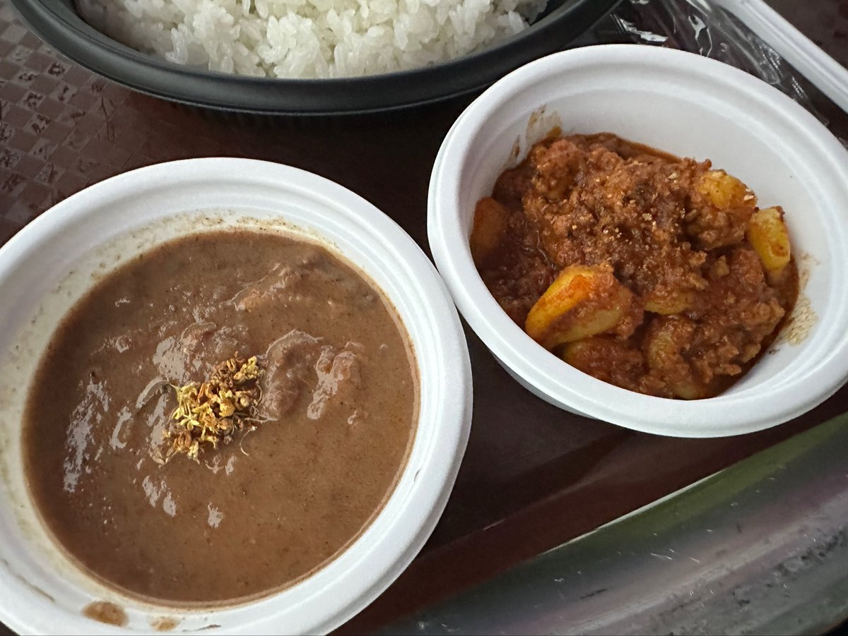 phobosdom's tweet photo. #松本カリージャンボリー ５店目
神奈川県藤沢市 WANA'S
　
ジャークチキンカレー
メキシカンキーマカレー
　
ジャークチキンはスパイスめっちゃ感じる仕上がりで口の中でスパイスが溶け合う幸せ😆
飯���の🍎を使った #りんご音楽祭 限定です！
メキシカンのペール産ジャイアントコーンの食感最高です😋 https://t.co/TymgtHVCsf
