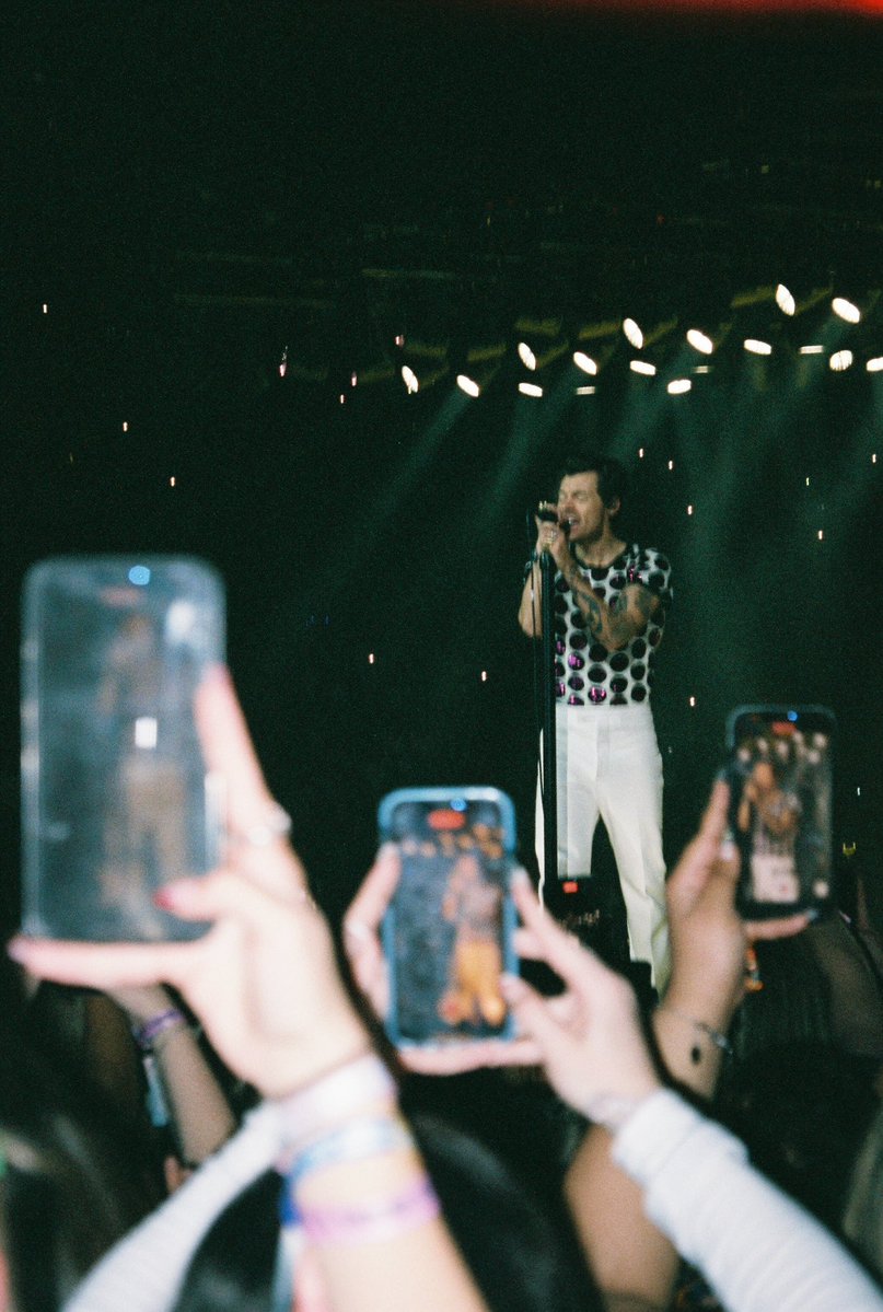 finelineave's tweet photo. @HSHQ i would LOVE to be the photographer occasionally for the show tonight!!!📸 i’ve brought a film camera with me to every show i’ve ever been to and love capturing those memories! i’ll be dancing with ALL of my friends tonight in right ga, let’s groove🪩💗✨ https://t.co/SAbM6F0NWP