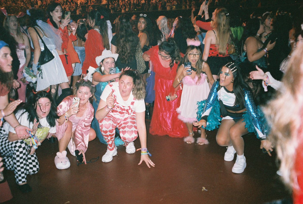 finelineave's tweet photo. @HSHQ i would LOVE to be the photographer occasionally for the show tonight!!!📸 i’ve brought a film camera with me to every show i’ve ever been to and love capturing those memories! i’ll be dancing with ALL of my friends tonight in right ga, let’s groove🪩💗✨ https://t.co/SAbM6F0NWP