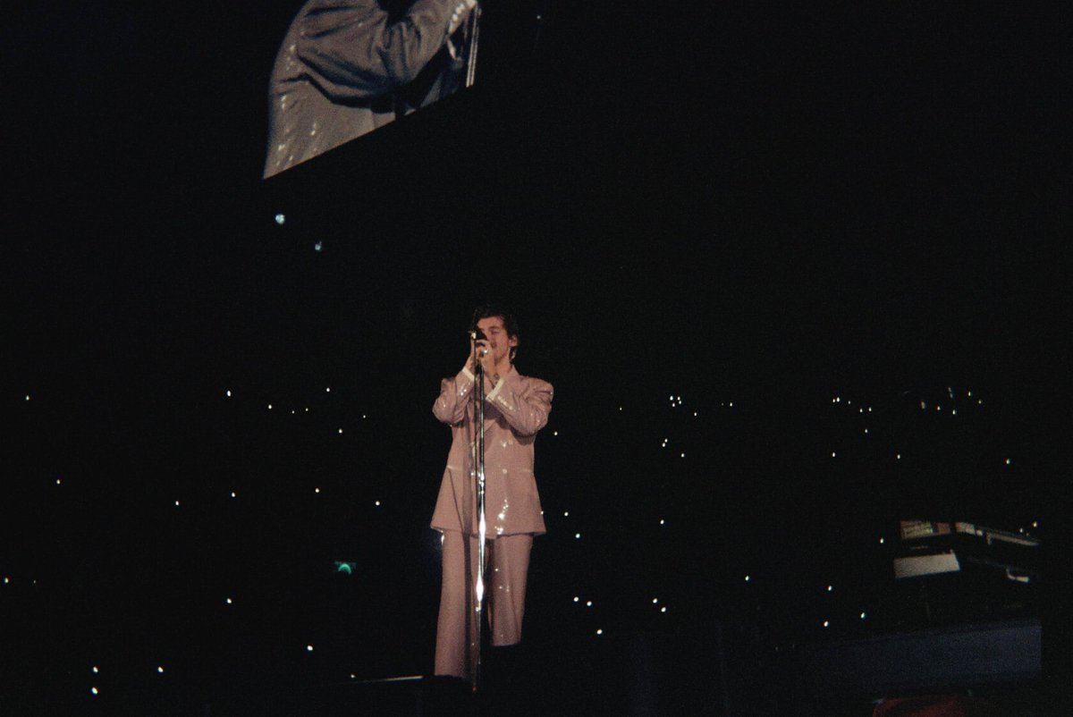 finelineave's tweet photo. @HSHQ i would LOVE to be the photographer occasionally for the show tonight!!!📸 i’ve brought a film camera with me to every show i’ve ever been to and love capturing those memories! i’ll be dancing with ALL of my friends tonight in right ga, let’s groove🪩💗✨ https://t.co/SAbM6F0NWP
