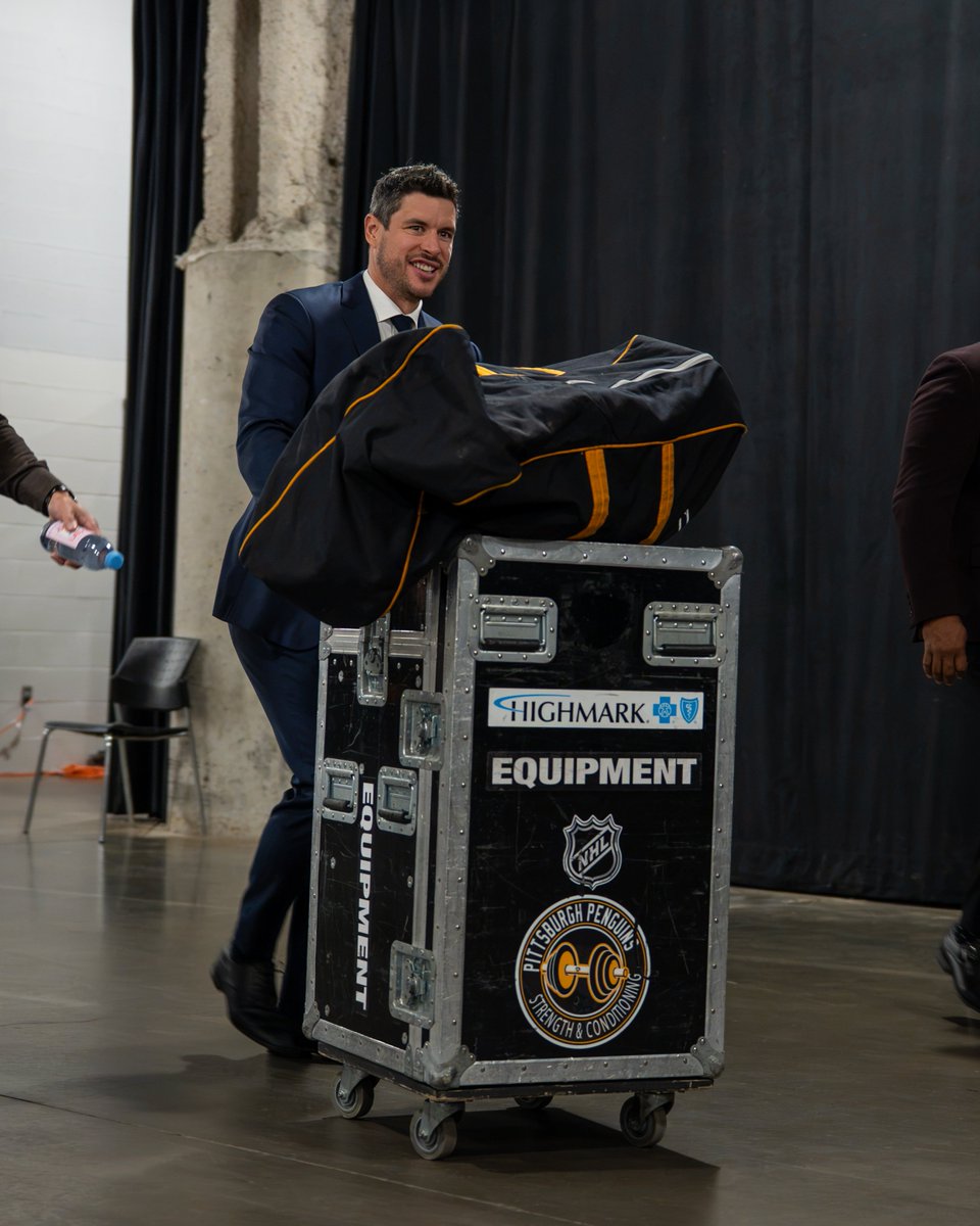 penguins's tweet photo. Sidney Crosby: Man of the (Equipment) People 🫡 https://t.co/Fxa9hE3yUq
