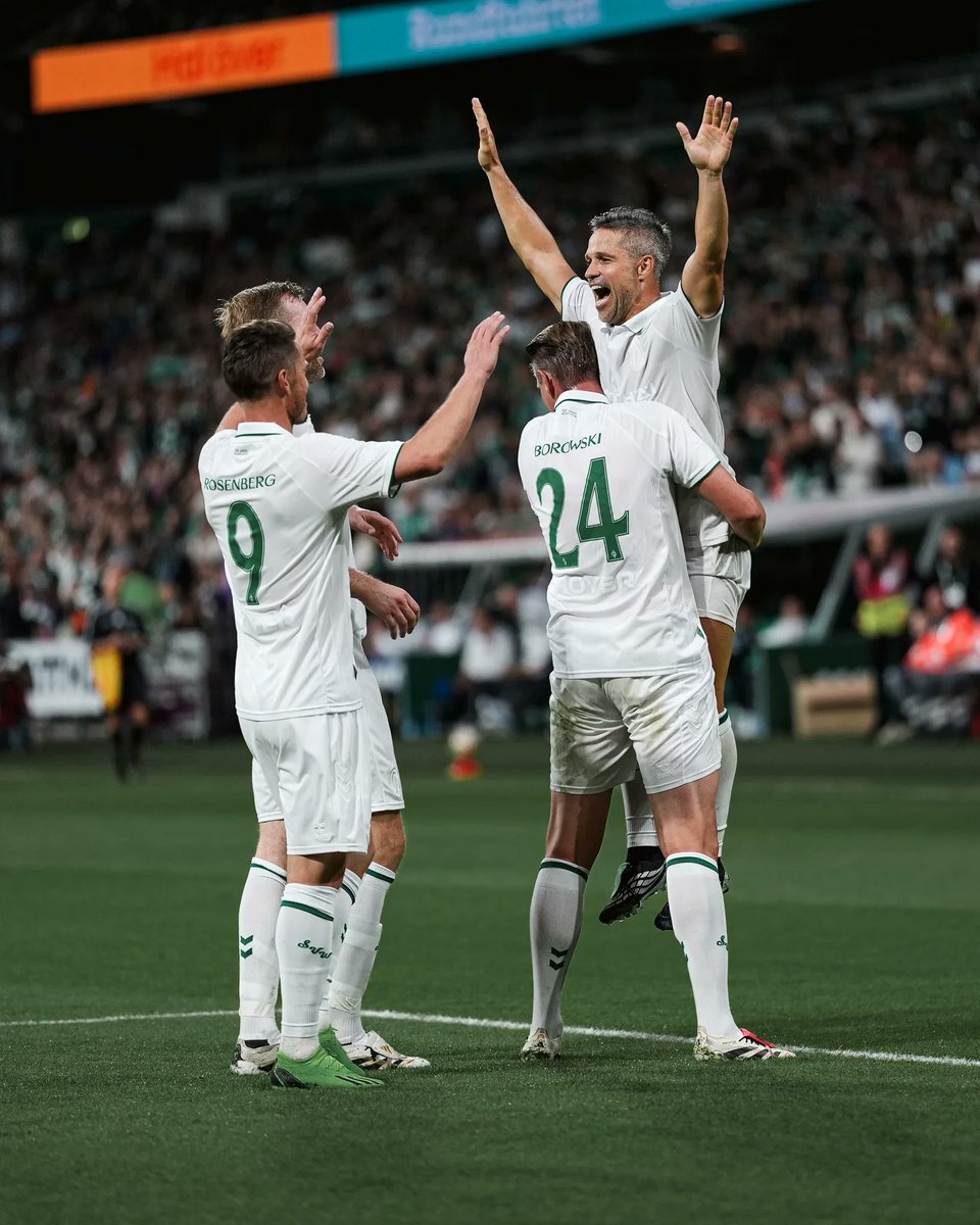 WerderUpdates's tweet photo. ⏰ 45. Min.: 

Das lassen die Werder Legenden nicht auf sich sitzen und schießen noch vor der Pause den Ausgleich. Als letztes ist ein Real-Spieler am Ball, gejubelt wird trotzdem.

Zum Live-Ticker 👉 https://t.co/uxVq4Pgj60

⚽ 2:2 #SVWRMA | #Werder https://t.co/jNNTNzcGle