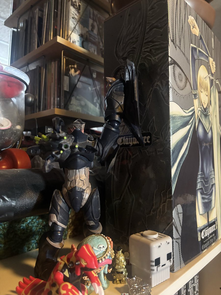 JTherealgerman's tweet photo. I ended up reposing all my guys that can move. Side note the Hunters are that is raised I broke the ball joint on it long ago because it kept falling off the shelf :_(. https://t.co/Wdejm2EUFW