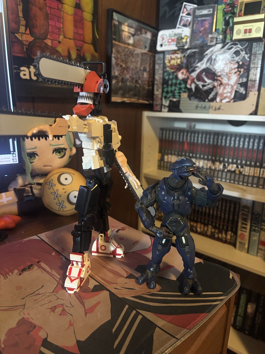 JTherealgerman's tweet photo. I ended up reposing all my guys that can move. Side note the Hunters are that is raised I broke the ball joint on it long ago because it kept falling off the shelf :_(. https://t.co/Wdejm2EUFW