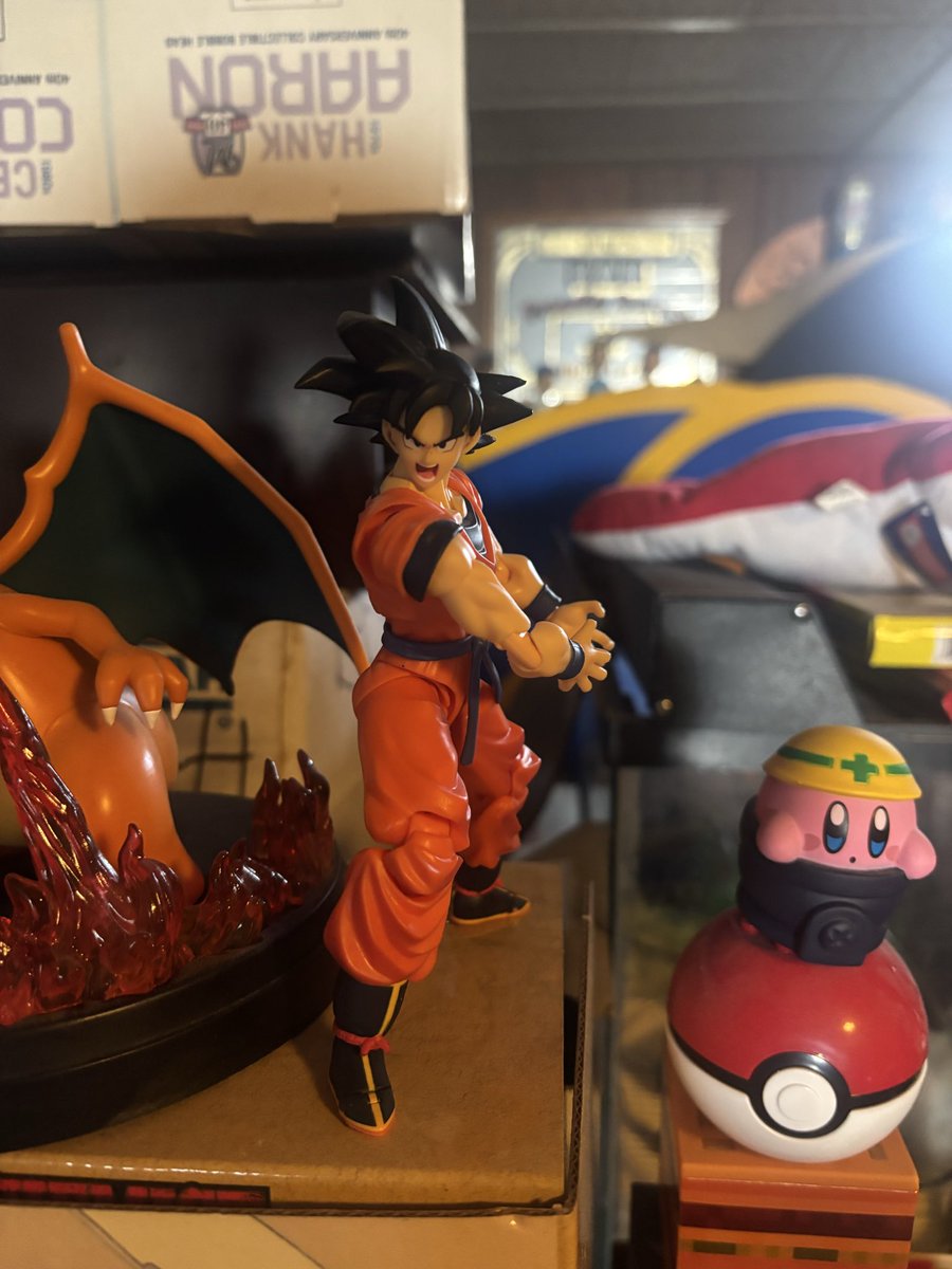 JTherealgerman's tweet photo. I ended up reposing all my guys that can move. Side note the Hunters are that is raised I broke the ball joint on it long ago because it kept falling off the shelf :_(. https://t.co/Wdejm2EUFW