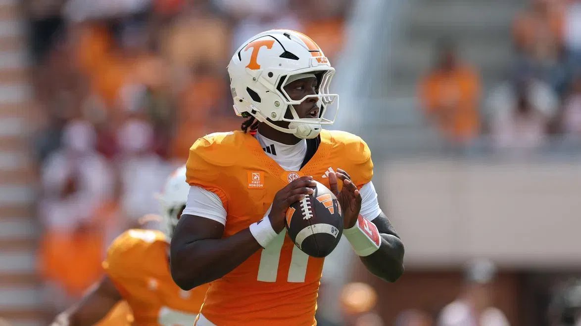 LeFootUSMedia's tweet photo. 🚨 FAIZON BRANDON EST DE RETOUR !
Le QB de Tennessee fait son retour sur le terrain après être sorti sur blessure. 👀🏈
#CFB #CollegeFootball #Tennessee #Vols #FaizonBrandon https://t.co/WBIs8Se0RN