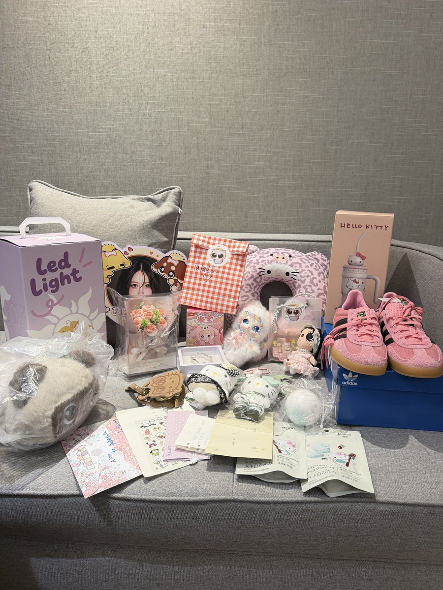 TataTHX's tweet photo. 真的真的很谢谢大家来见我，还来看我们的表演! 🥺💗
看到有这么多人来见我，我真的超级超级开心呀～ 谢谢大家一直陪着我、支持我，还给我这么多的爱！
我真的觉得自己好幸福🥹🫶🏻我也超级超级爱你们呀～～爱你们哟!💗
Wo ai ni mennnn, Wo Xiang Ni!!!!!🫠🫶🏻💕

#TataTHX #TataLee https://t.co/f3E7Xk0TUW