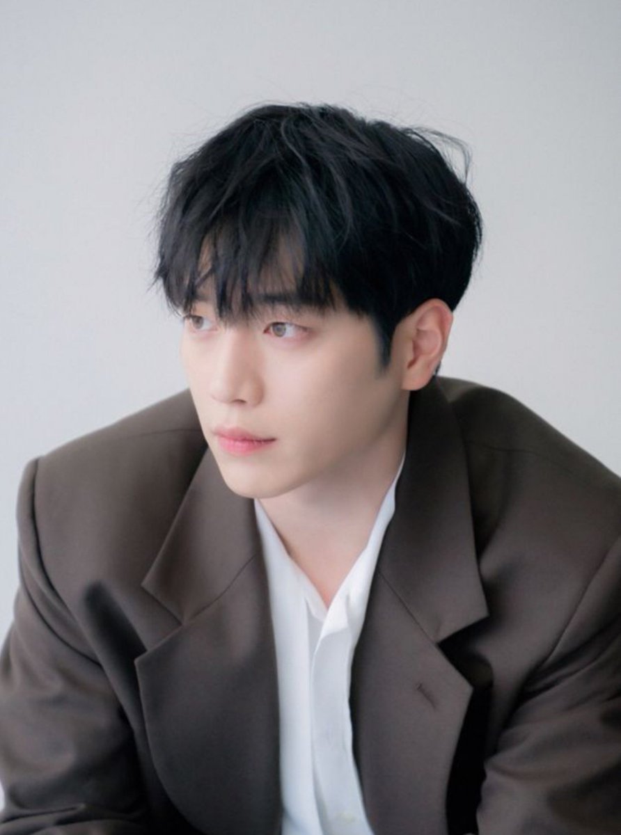 hazellyse's tweet photo. Awal debut, #SeoKangJoon pernah ikut audisi untuk peran Cheon Yoon-jae (yang akhirnya diperankan oleh Ahn Jae-hyun) di My Love from the Star (2013). Di audisi itu ia merasa penampilannya kurang maksimal, jadi ia berjalan keluar dengan lesu. 

Ada satu pria yang mendekatinya dan memberi saran, "Enam jam lagi ada audisi drama lain. Mau nggak?".

Akhirnya ia ikut audisi drama The Suspicious Housekeeper dan terpilih untuk memerankan karakter Choi Soo-hyuk. 

https://t.co/TITptc37lV