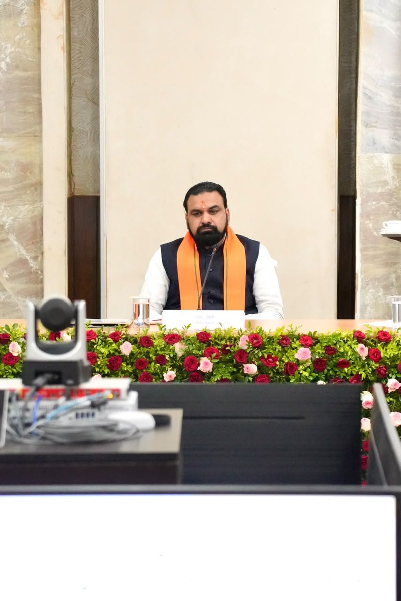 IPRDBihar's tweet photo. माननीय मुख्यमंत्री श्री सम्राट चौधरी जी की अध्यक्षता में मुख्यमंत्री सचिवालय स्थित ‘संवाद’ में भारत-नेपाल सीमा से जुड़े विभिन्न विषयों की उच्चस्तरीय समीक्षा बैठक आयोजित हुई। बैठक में केंद्रीय गृह राज्य मंत्री श्री नित्यानंद राय जी एवं उप मुख्यमंत्री श्री विजय कुमार चौधरी जी भी शामिल हुए।

बैठक में सीमावर्ती क्षेत्रों में घुसपैठ, फर्जी दस्तावेज, नकली मुद्रा, मादक पदार्थों की तस्करी एवं अन्य आपराधिक गतिविधियों पर प्रभावी रोक लगाने के लिए भारत सरकार एवं बिहार सरकार के बीच बेहतर समन्वय पर जोर दिया गया।

माननीय मुख्यमंत्री जी ने एस०एस०बी०, बिहार पुलिस एवं केंद्रीय एजेंसियों के बीच समन्वय मजबूत करने, सीमावर्ती जिलों में नियमित मासिक समन्वय बैठक आयोजित करने तथा संदिग्ध एवं फर्जी म्यूल बैंक खातों की पहचान कर आवश्यक कार्रवाई सुनिश्चित करने के निर्देश दिए।

#samratChoudhary 
#CMsamrat