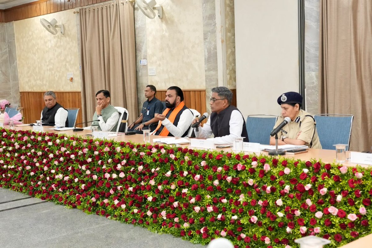 IPRDBihar's tweet photo. माननीय मुख्यमंत्री श्री सम्राट चौधरी जी की अध्यक्षता में मुख्यमंत्री सचिवालय स्थित ‘संवाद’ में भारत-नेपाल सीमा से जुड़े विभिन्न विषयों की उच्चस्तरीय समीक्षा बैठक आयोजित हुई। बैठक में केंद्रीय गृह राज्य मंत्री श्री नित्यानंद राय जी एवं उप मुख्यमंत्री श्री विजय कुमार चौधरी जी भी शामिल हुए।

बैठक में सीमावर्ती क्षेत्रों में घुसपैठ, फर्जी दस्तावेज, नकली मुद्रा, मादक पदार्थों की तस्करी एवं अन्य आपराधिक गतिविधियों पर प्रभावी रोक लगाने के लिए भारत सरकार एवं बिहार सरकार के बीच बेहतर समन्वय पर जोर दिया गया।

माननीय मुख्यमंत्री जी ने एस०एस०बी०, बिहार पुलिस एवं केंद्रीय एजेंसियों के बीच समन्वय मजबूत करने, सीमावर्ती जिलों में नियमित मासिक समन्वय बैठक आयोजित करने तथा संदिग्ध एवं फर्जी म्यूल बैंक खातों की पहचान कर आवश्यक कार्रवाई सुनिश्चित करने के निर्देश दिए।

#samratChoudhary 
#CMsamrat