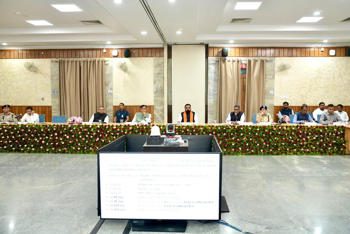 IPRDBihar's tweet photo. माननीय मुख्यमंत्री श्री सम्राट चौधरी जी की अध्यक्षता में मुख्यमंत्री सचिवालय स्थित ‘संवाद’ में भारत-नेपाल सीमा से जुड़े विभिन्न विषयों की उच्चस्तरीय समीक्षा बैठक आयोजित हुई। बैठक में केंद्रीय गृह राज्य मंत्री श्री नित्यानंद राय जी एवं उप मुख्यमंत्री श्री विजय कुमार चौधरी जी भी शामिल हुए।

बैठक में सीमावर्ती क्षेत्रों में घुसपैठ, फर्जी दस्तावेज, नकली मुद्रा, मादक पदार्थों की तस्करी एवं अन्य आपराधिक गतिविधियों पर प्रभावी रोक लगाने के लिए भारत सरकार एवं बिहार सरकार के बीच बेहतर समन्वय पर जोर दिया गया।

माननीय मुख्यमंत्री जी ने एस०एस०बी०, बिहार पुलिस एवं केंद्रीय एजेंसियों के बीच समन्वय मजबूत करने, सीमावर्ती जिलों में नियमित मासिक समन्वय बैठक आयोजित करने तथा संदिग्ध एवं फर्जी म्यूल बैंक खातों की पहचान कर आवश्यक कार्रवाई सुनिश्चित करने के निर्देश दिए।

#samratChoudhary 
#CMsamrat