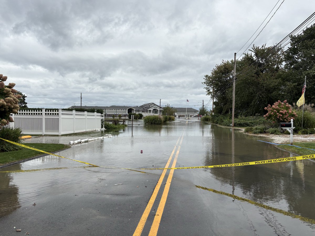 paulschott's tweet photo. And numerous other streets in beach neighborhoods are flooded, including here at the end of Penfield Road, next to Penfield Beach, in Fairfield. https://t.co/Gy3wD1nz2O