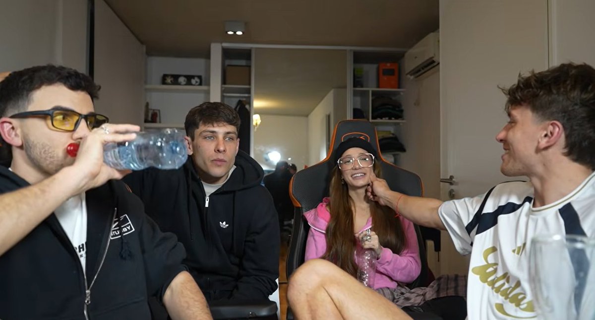 flxrxoxo's tweet photo. Lo que yo extraño este cuarteto en stream👆no lo entenderían https://t.co/ITM284ExbQ