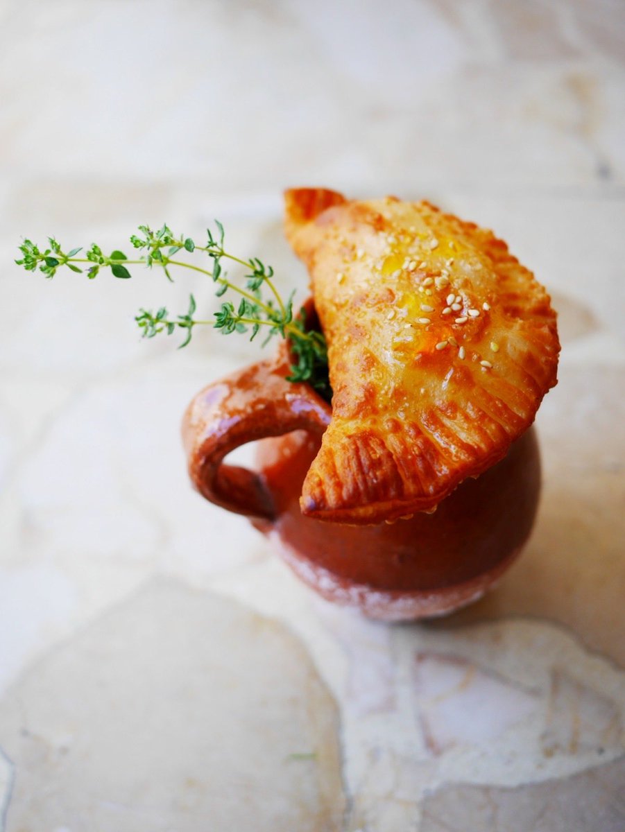 CPinchosCyL's tweet photo. 💫 Ávila llega al II Concurso de Pinchos y Tapas 💫

Tres profesionales, tres espacios y tres formas de sorprender

👩‍🍳 Marta Alfayate — Cafetería 1966 Mangas 👨‍🍳 Julio Jiménez García — La Oca Cocktail Bar 👨‍🍳 Juan Carlos García — Hostal Puerta del Alcázar

@CyLEsVida https://t.co/Iimi3r9DDf