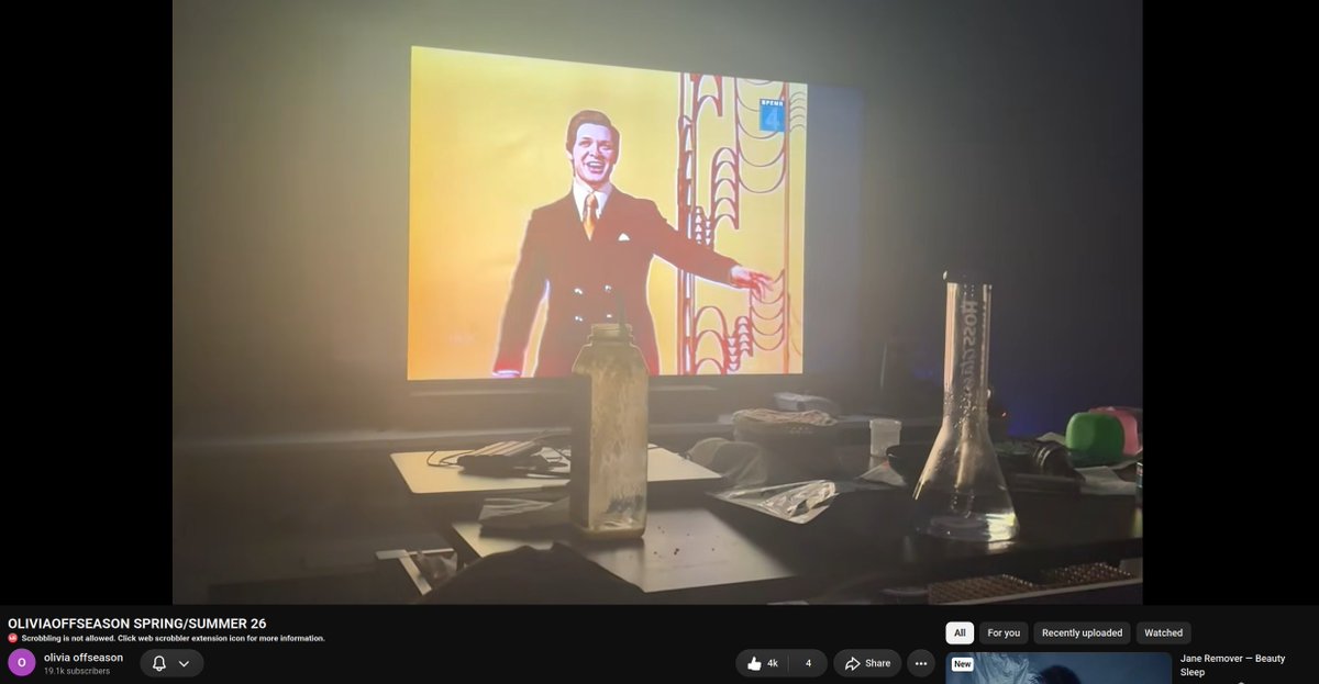 aaa1444286's tweet photo. never noticed the bong here... https://t.co/8lC8plPdK1