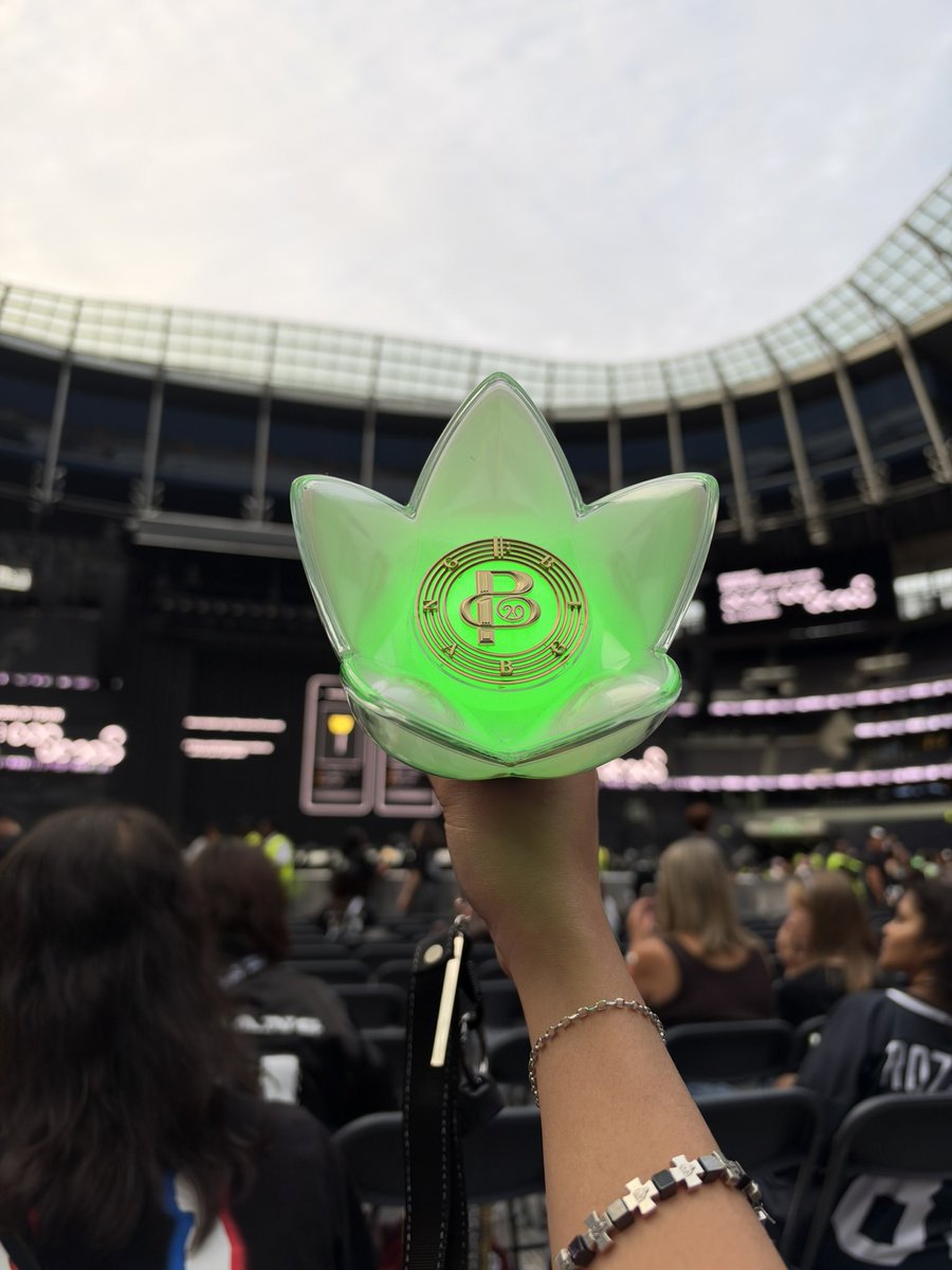 sarahtot's tweet photo. #COSMOS_WORLD_TOUR_IN_LONDON #bigbang @IBGDRGN @Realtaeyang @d_lable https://t.co/Xksm0WEjm2