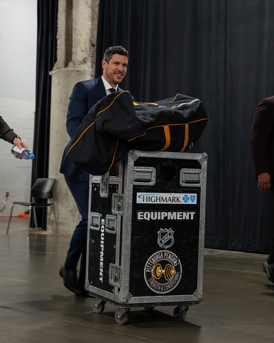 NHL's tweet photo. Year 22 in the League and Sidney Crosby's helping push equipment carts. 👏

What a guy. https://t.co/G8aNBZvwtu