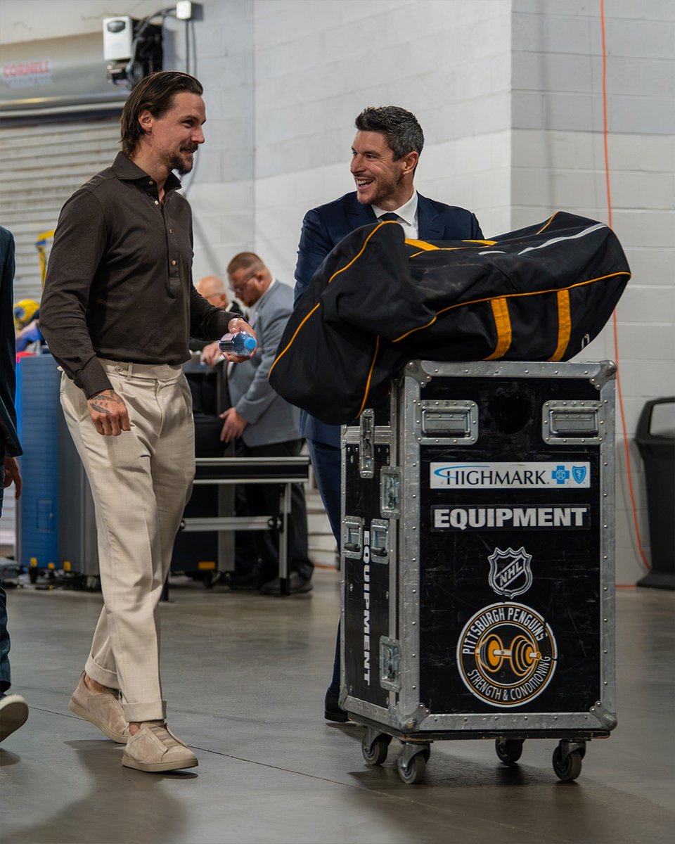 Year 22 in the League and Sidney Crosby's helping push equipment carts. 👏

What a guy. 
 [📷](https://pbs.twimg.com/media/HTKMtF-awAASbLi.jpg) [📷](https://pbs
