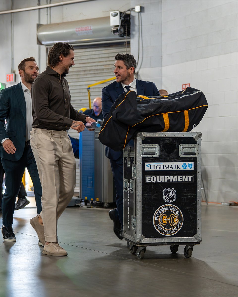 NHL's tweet photo. Year 22 in the League and Sidney Crosby's helping push equipment carts. 👏

What a guy. https://t.co/G8aNBZvwtu