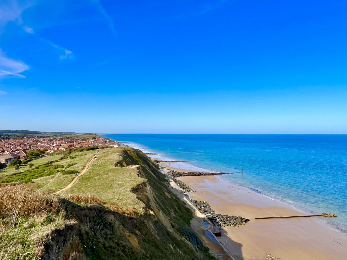 metoffice's tweet photo. Thank you for sharing your beautiful #LoveUKWeather pics over the last 24 hours📷

Your photos have really captured the very mixed great British weather we're currently experiencing😍

Keep an eye on the skies this evening too as the full moon rises in the east👀🌕 https://t.co/TzWSIGyBHt