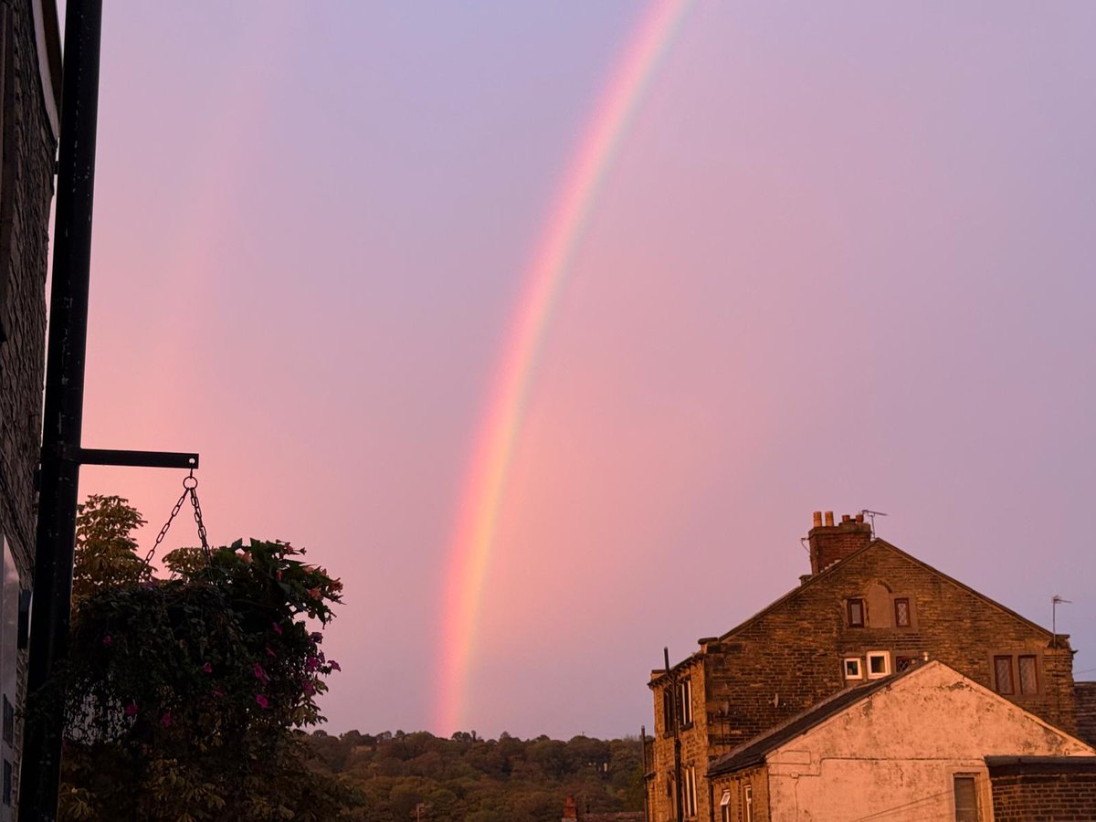 metoffice's tweet photo. Thank you for sharing your beautiful #LoveUKWeather pics over the last 24 hours📷

Your photos have really captured the very mixed great British weather we're currently experiencing😍

Keep an eye on the skies this evening too as the full moon rises in the east👀🌕 https://t.co/TzWSIGyBHt
