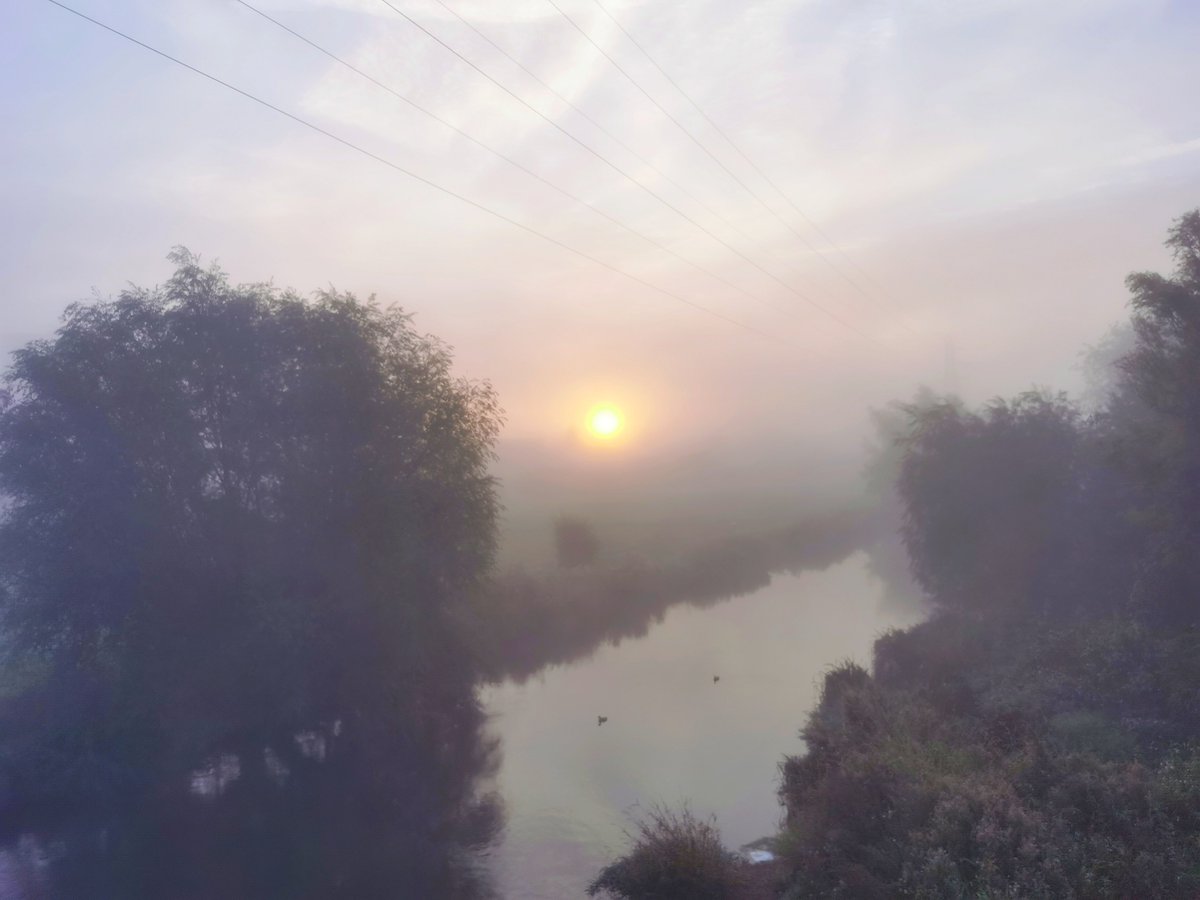 metoffice's tweet photo. Thank you for sharing your beautiful #LoveUKWeather pics over the last 24 hours📷

Your photos have really captured the very mixed great British weather we're currently experiencing😍

Keep an eye on the skies this evening too as the full moon rises in the east👀🌕 https://t.co/TzWSIGyBHt