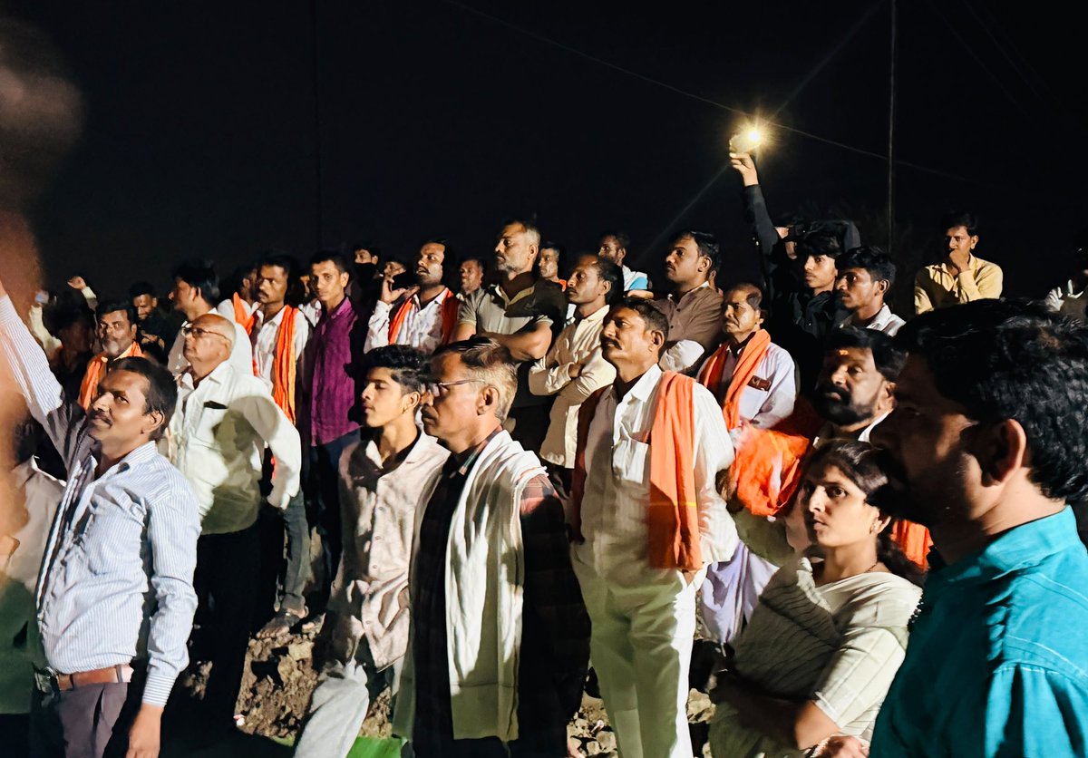 PatilKailasB's tweet photo. शिवसेना नेते, युवासेना प्रमुख, आमदार मा. श्री. आदित्यजी ठाकरे यांनी हिंगोली जिल्ह्यातील वसमत तालुक्यातील माळवटा शिवारातील पिकाच्या नुकसानीची पाहणी केली..

यावेळी परिसरातील शेतकरी बांधवांशी संवाद साधत त्यांनी करपलेली पिके, उत्पादनातील घट, शेतीसमोरील आर्थिक संकट आणि शेतकऱ्यांच्या विविध अडचणी जाणून घेतल्या.. 

पिकांचे झालेले नुकसान लक्षात घेऊन शासनाने नुकसानग्रस्त शेतकऱ्यांना योग्य आर्थिक मदत मिळावी, पंचनाम्याच्या नावाखाली विलंब होऊ नये आणि शेतकऱ्यांच्या अडचणींवर तातडीने कार्यवाही व्हावी, यासाठी आम्ही पूर्ण ताकतीने तुमच्या पाठीशी आहोत..

संकट कितीही मोठे असले तरी शेतकऱ्यांनी खचून जाऊ नये. तुम्ही एकटे नाहीत, शिवसेना शेतकऱ्यांच्या पाठीशी ठामपणे उभी आहे, असा विश्वास त्यांनी शेतकऱ्यांना दिला..

@AUThackeray @iambadasdanve @ShivsenaUBTComm 

#दुष्काळ #शेतकरी #Farmer #Soybean #FarmerRelief #AdityaThackeray #शिवसेना