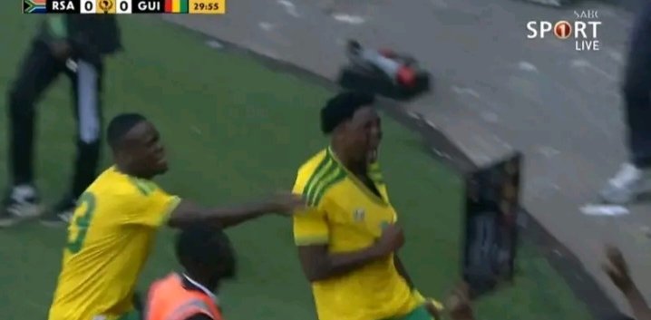 Christo79744616's tweet photo. Nephew of the nation π―π₯πΏπ¦ The former Randburg, Orlando Pirates & SuperSport United academy player's Ime Okon 2nd goal international goal for the Hannover 96 defender's on his 13th cap #AFCON2027Q #BafanaPride #AFCON2027Qualifiers #SABCSportFootball #BafanaBafana #RSAvGUI https://t.co/7GGYR2SJhV