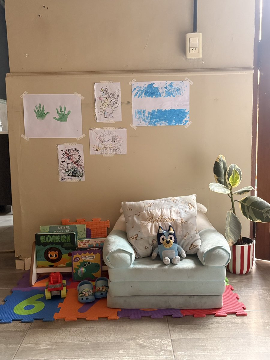 fl0rsi's tweet photo. El padre se mi hijo se llevó, entre otras cosas, el sillón de casa. Para no ponerme triste ni que mi hijo se de cuenta que faltaba algo resignifiqué el espacio y ahora es un rincón de lectura para él ❤️‍🩹 https://t.co/fOauKuuTTT