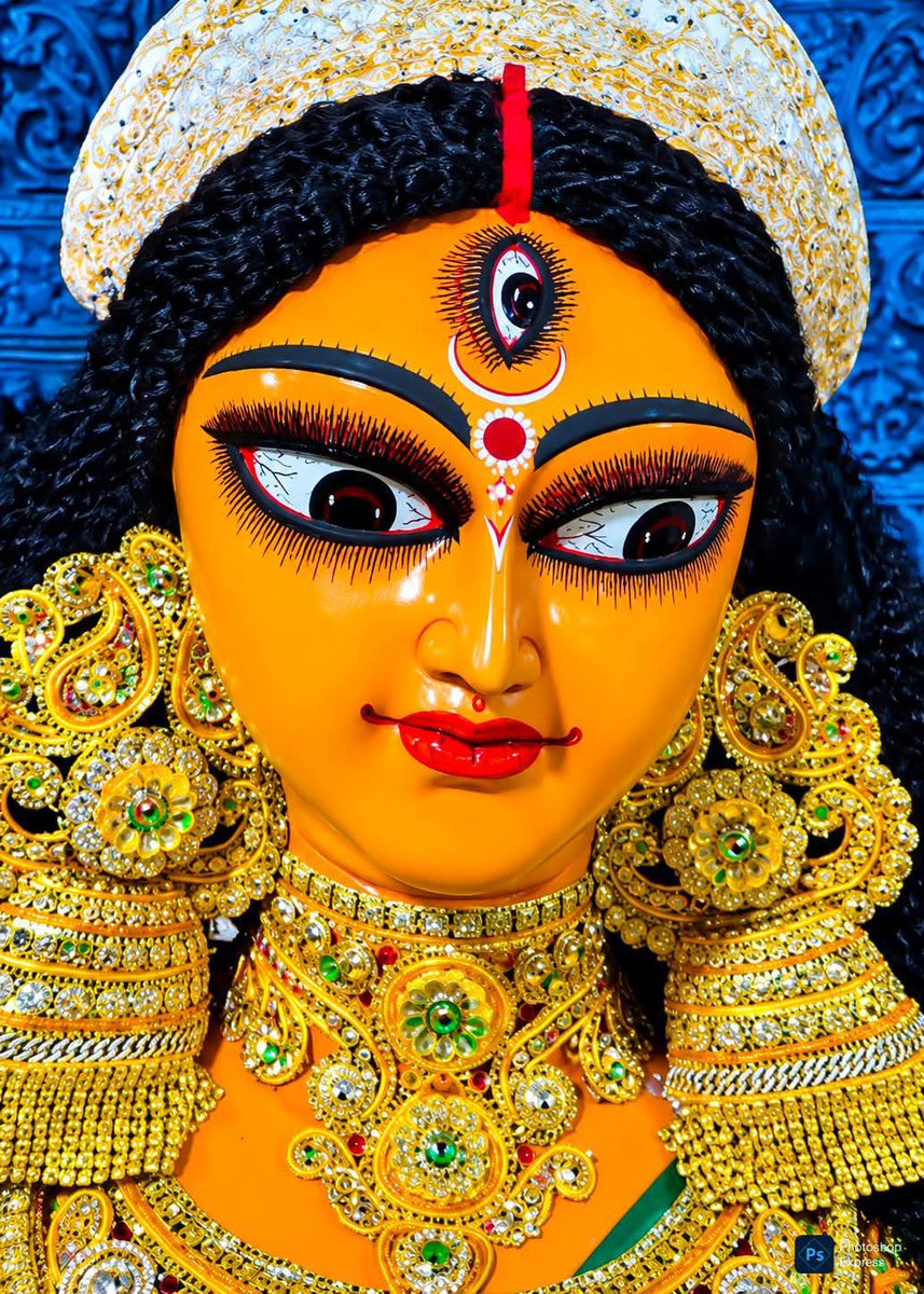 SudhanidhiB's tweet photo. The Mighty Queen of Howrah— Chatterjeehat Sangam. Mother will be leaving for her Pandal shortly. https://t.co/fpXzrVgIf2