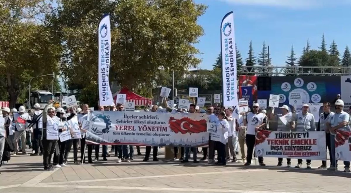 SelcukGeyveli's tweet photo. Mühendis ve teknik elemanlar “Teknik akıl yok sayılamaz!” diyerek alanlara çıktı. 

Türkiye’yi teknik emekle inşa eden mühendislerimizin ve teknik personelin haklı mücadelelerinde Yeniden Refah Partisi olarak yanındayız. 
İktidarımızda bu haklı taleplerini karşılamak önceliğimiz olacaktır. 

#MühendisTekSen #TeknikAkılYokSayılamaz #Mühendis #TeknikPersonel #HakArayışı Sendika Emek Mücadele