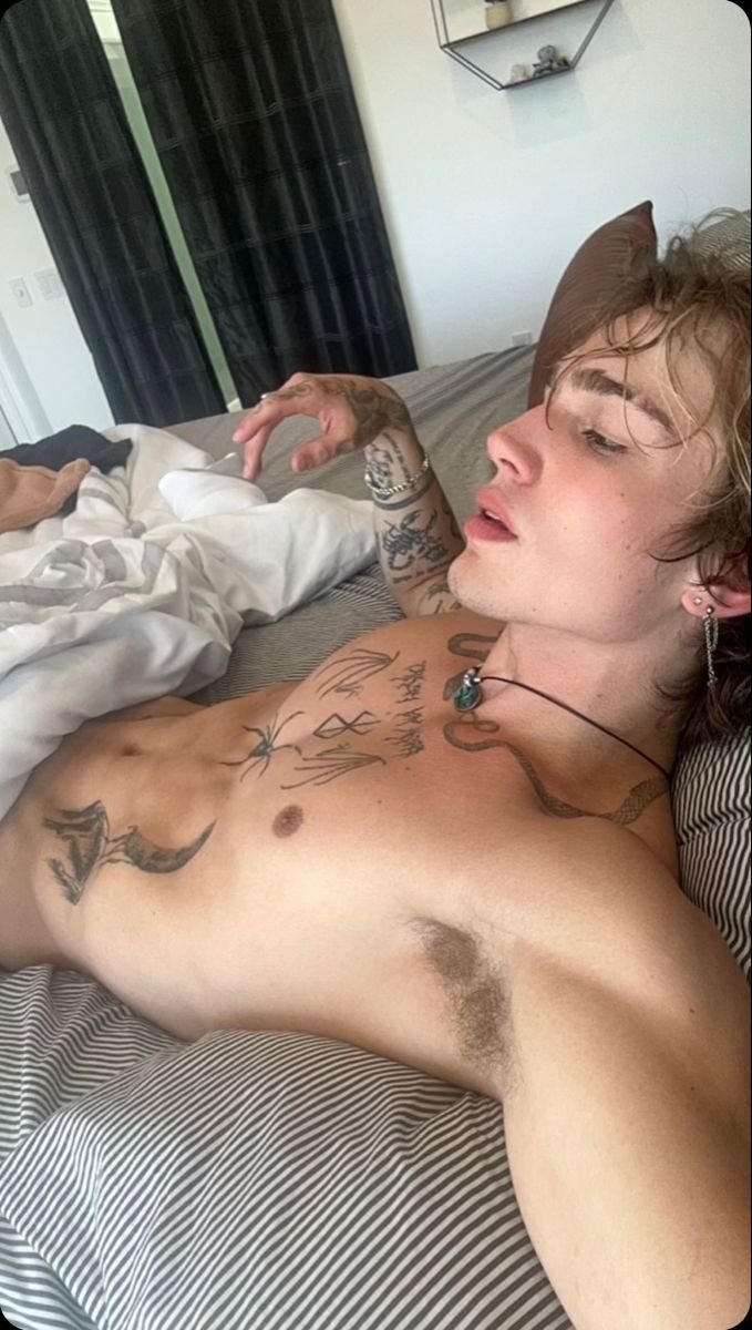 MaxiiNoir's tweet photo. “Buenas tardes… no era mi intención tentar a nadie, pero tampoco pienso disculparme por hacerlo.”

#FreeRol #SexRol #Fk #RolPlay https://t.co/GzvAy71wm7