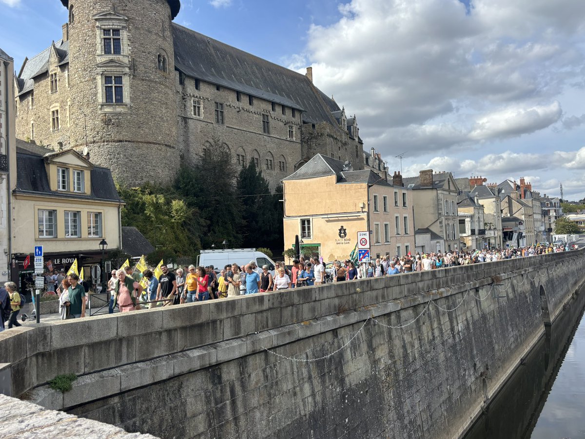 BrunoBertier's tweet photo. Nous étions nombreux cet après midi dans les rues de #Laval pour le climat, le vivant et la paix.
Un hommage particulier a été rendu également à nos pompiers.
#climat https://t.co/2C56NVGXjs