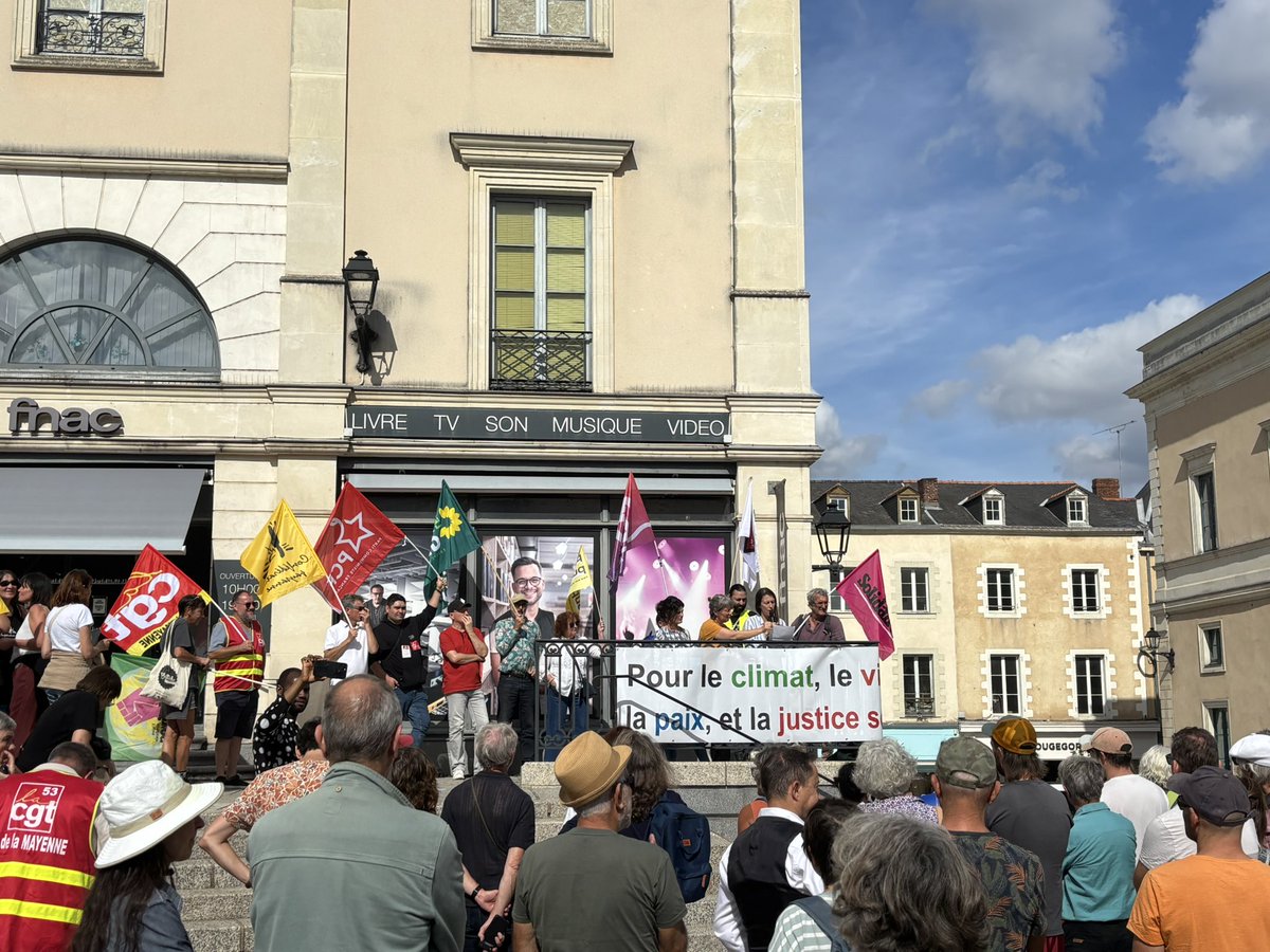 BrunoBertier's tweet photo. Nous étions nombreux cet après midi dans les rues de #Laval pour le climat, le vivant et la paix.
Un hommage particulier a été rendu également à nos pompiers.
#climat https://t.co/2C56NVGXjs
