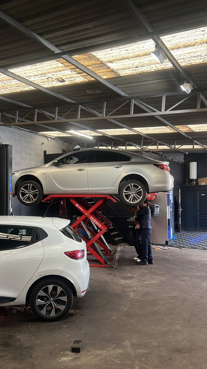 SIM__91's tweet photo. Un garage qui craint Dieu , ils m’ont sauvé ma voiture pas comme toutes les crapules qui en profitent quand c’est des femmes ou qui t’inventent des bruits qui coûtent cher https://t.co/c6kTQ2q28K