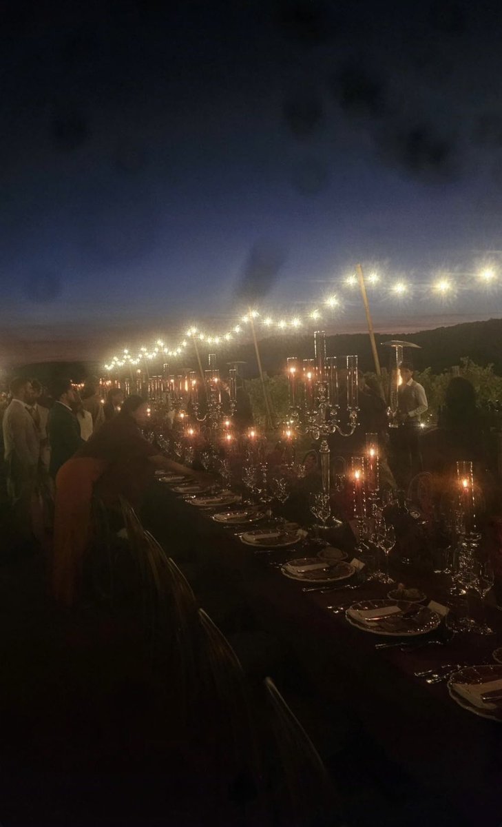 dovecameronbr's tweet photo. Confira imagens compartilhadas por amigos de Dove Cameron e Damiano David, do jantar pré-casamento que aconteceu em Castiglion del Bosco. https://t.co/0Pzdg3YpGn